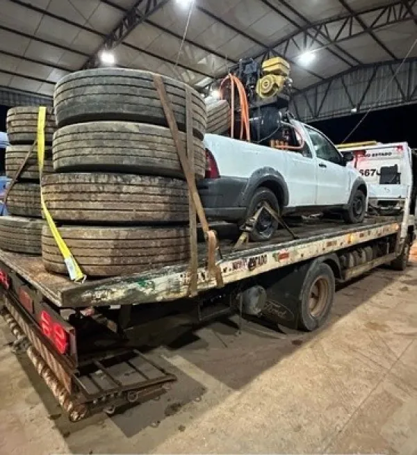 Dupla é presa em flagrante furtando pneus de carreta em posto de combustível