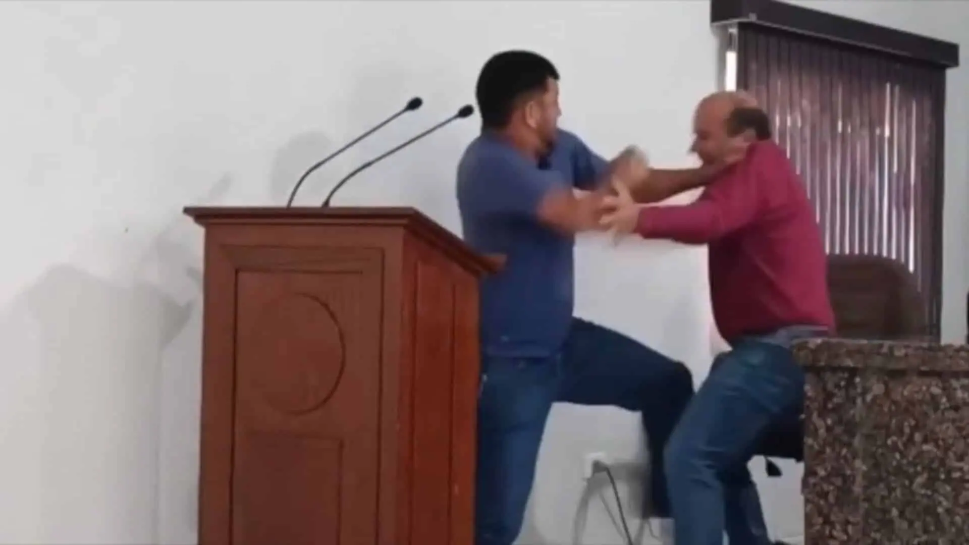 Vereadores trocam socos durante sessão da câmara