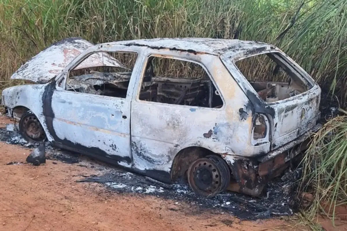 Corpo é encontrado dentro de carro incendiado