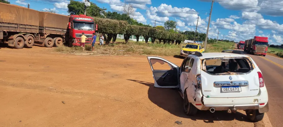 Grave acidente entre Duster e carreta mobiliza socorristas na região