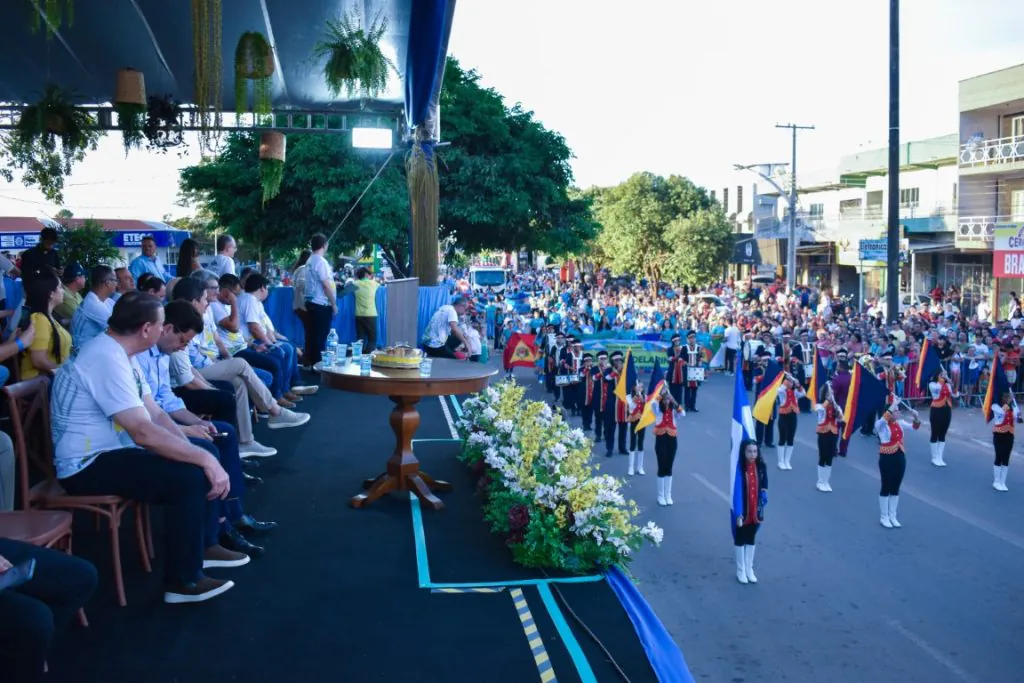 Multidão prestigia desfile cívico e homenagens aos 49 anos de Alta Floresta