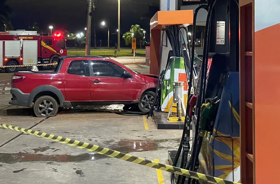 Acidente na madrugada: Bombeiros evitam risco de explosão após veículo colidir com bomba de gasolina