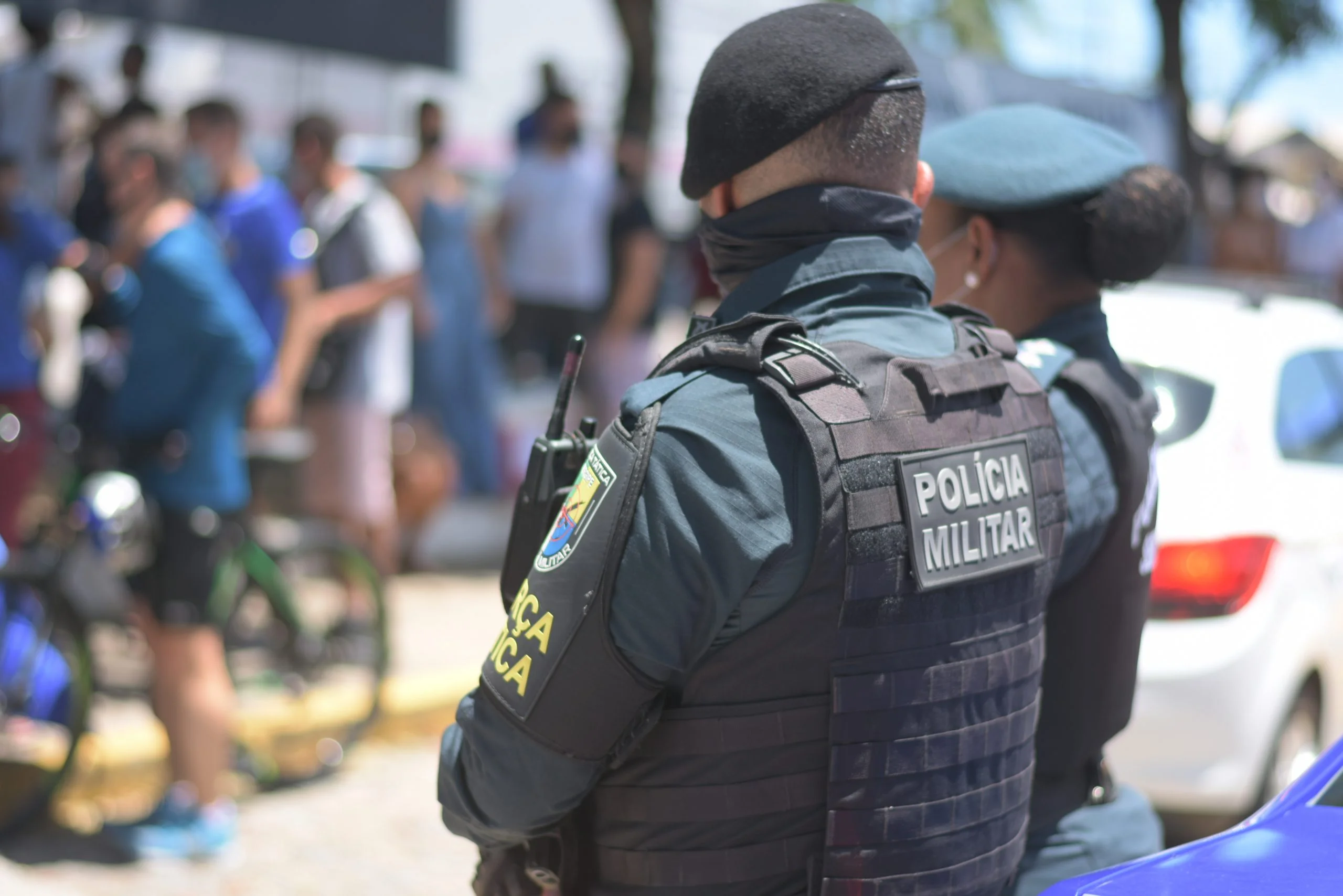 Cobravam até R$ 250 mil por crimes contra autoridades e tinha arsenal de guerra