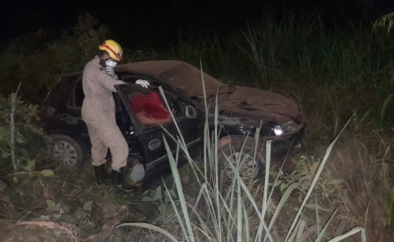 Motorista visivelmente embriagado capota carro em Lucas do Rio Verde