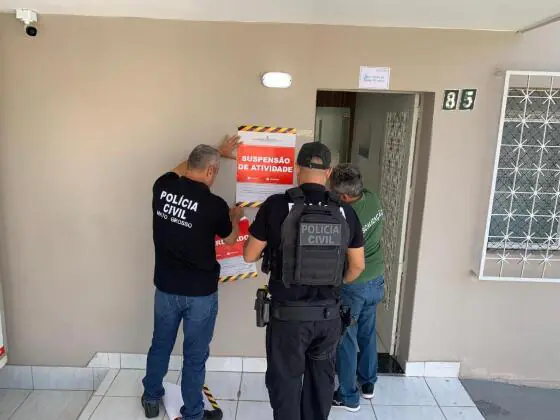 Polícia Civil e fiscais da Prefeitura interditam laboratório que realizava análise de água potável