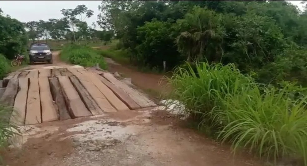 Homem morre após cair com motocicleta em córrego na zona rural