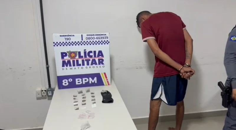 Homem de 24 anos é preso por tráfico de drogas após fuga e flagrante em residência
