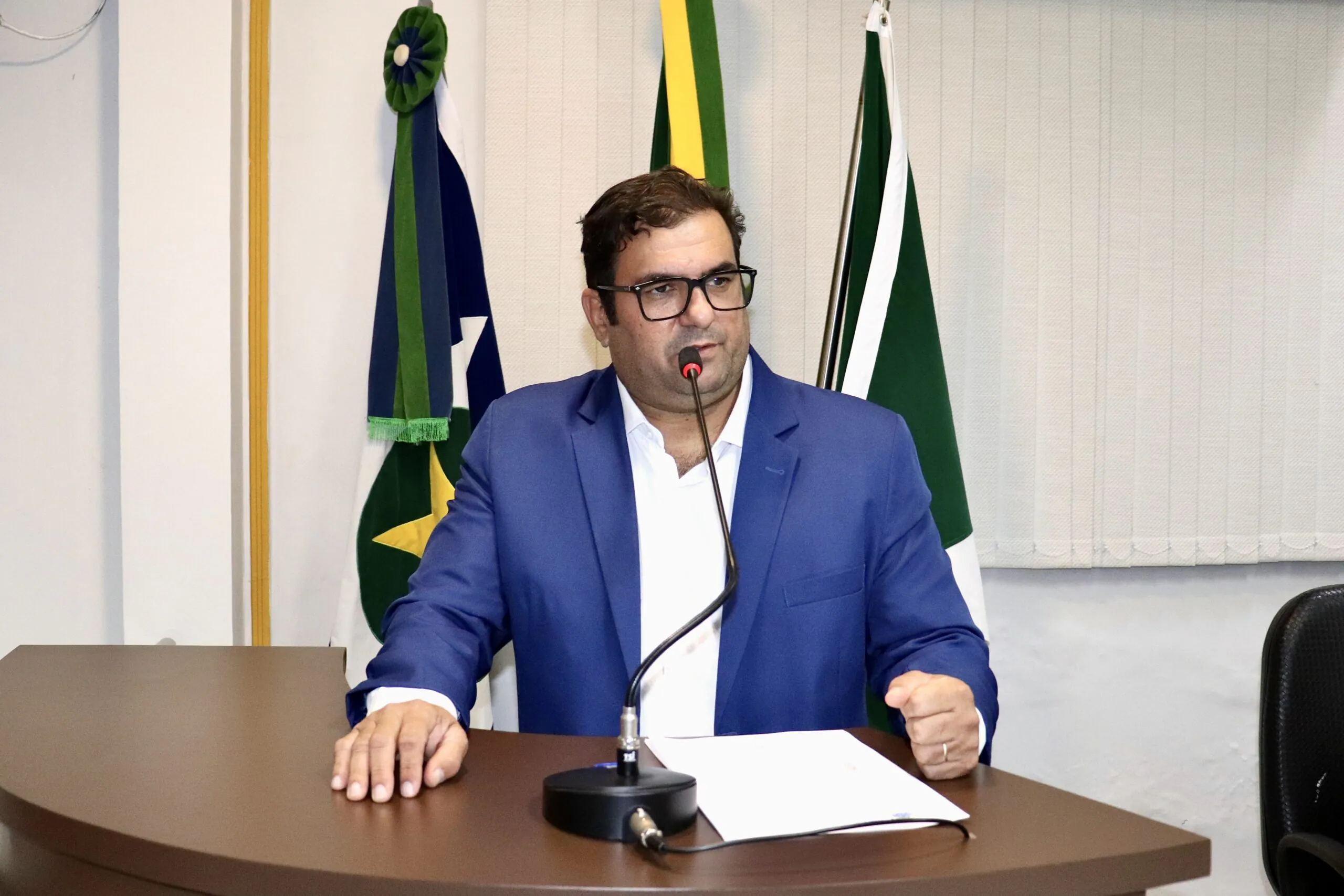 Ver. Luciano Milani defende os taxistas e propõe nova localização para ponto de táxi em Colíder