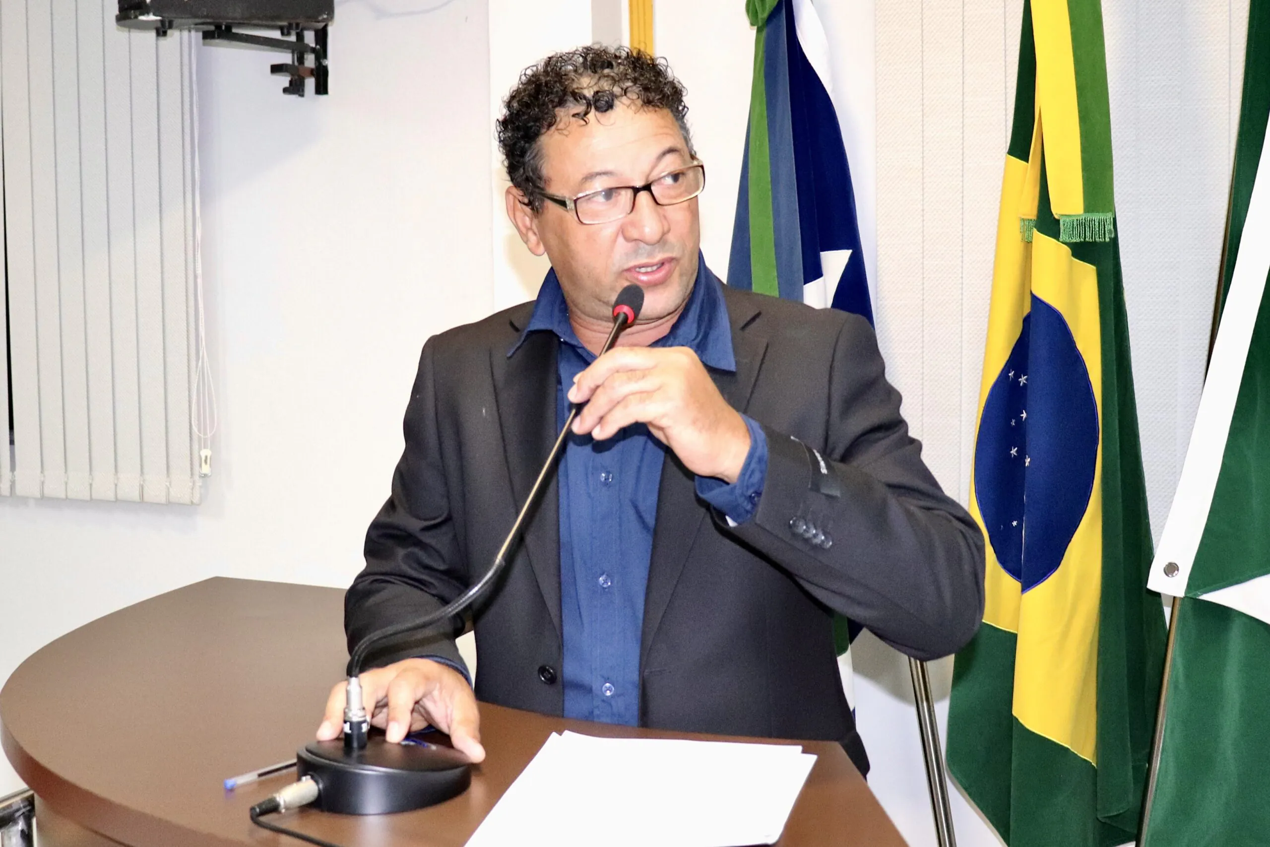 Carlos Martins cobra segurança em antena urbana e transparência nos serviços do CRAS