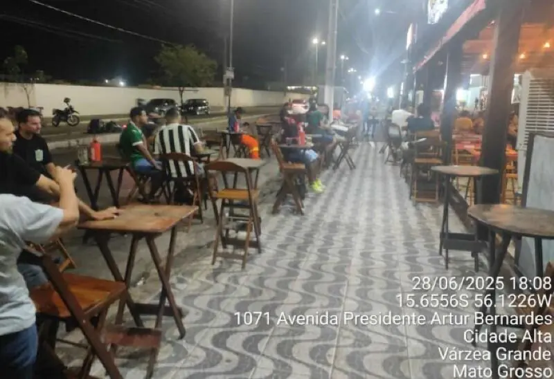 Bares são notificados por ocupar calçadas e vagas de forma irregular