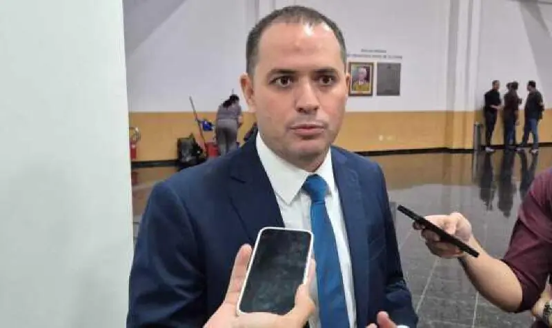 Deputado Diego Guimarães critica empresa aérea Azul e defende corte de benefício fiscal