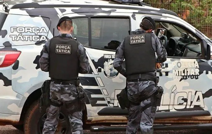 Jovens são detidos após perseguição policial; droga é apreendida
