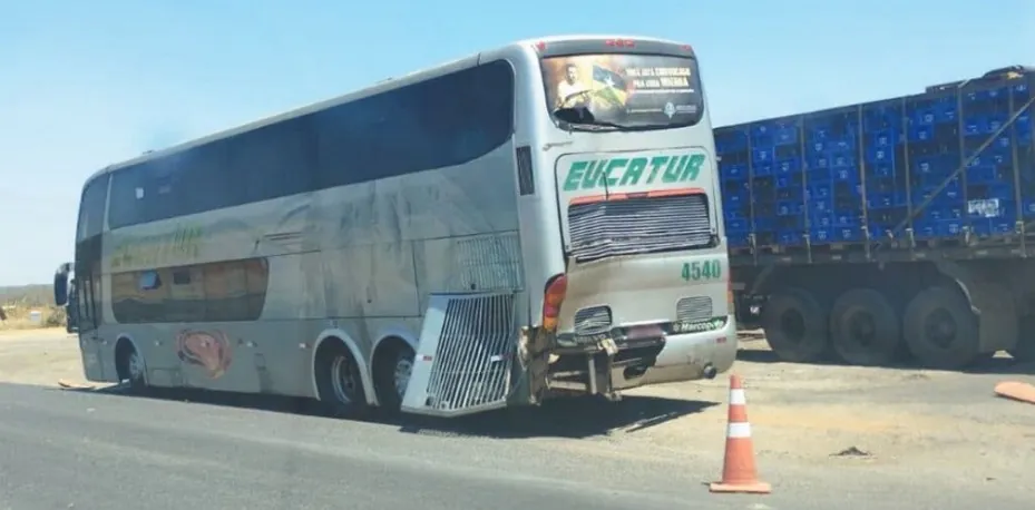 Mais um ônibus se envolve em acidente na BR 163