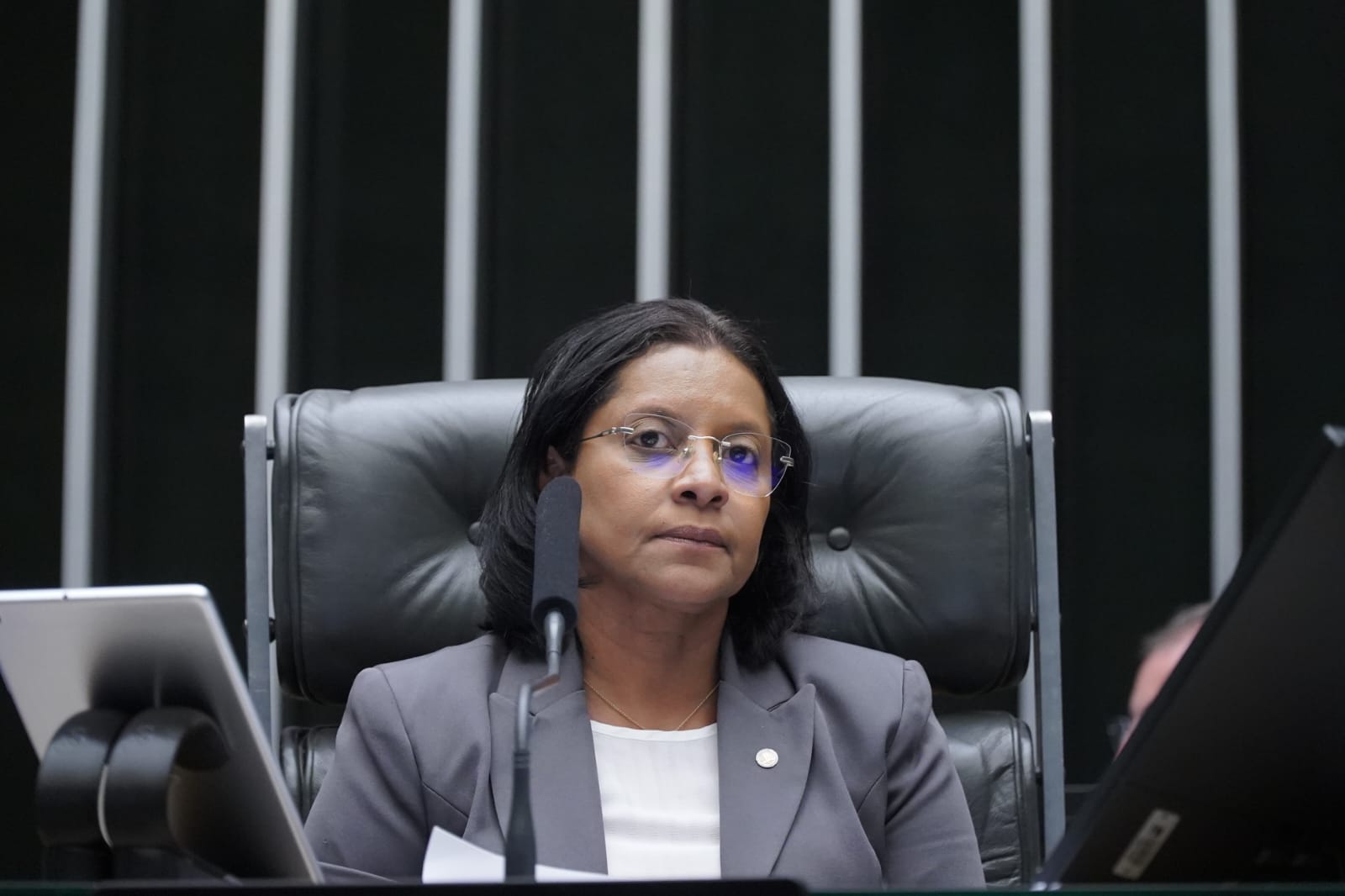 Em sessão histórica, Gisela preside Câmara, relata e aprova PL que libera spray de pimenta para defesa de mulheres