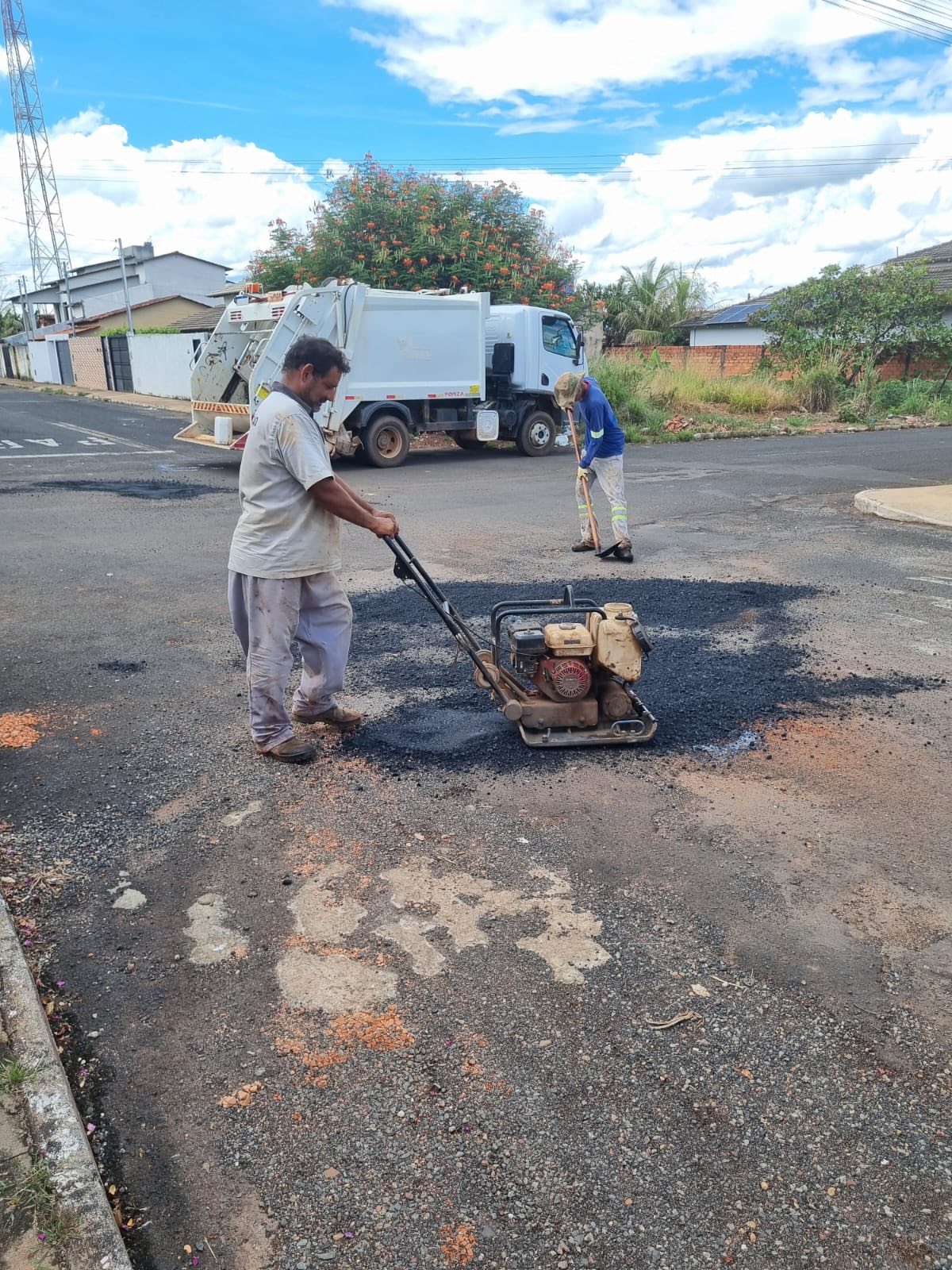 equipe-tapa-buracos-servicos-publicos-mt.jpg