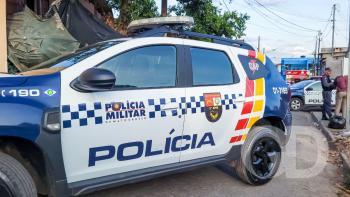 Condutor foragido por roubo é preso em flagrante em abordagem veicular