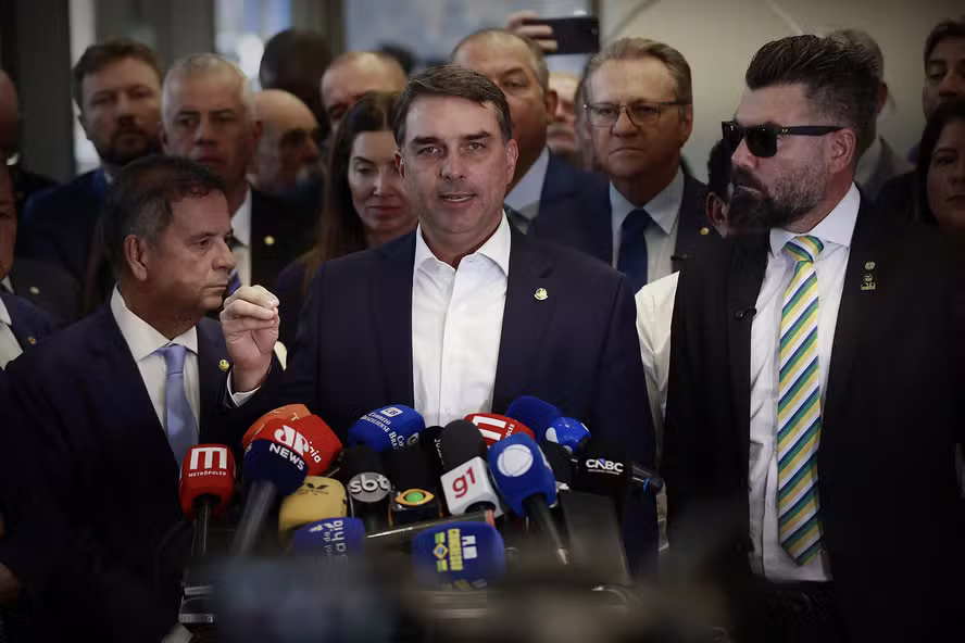 Pedido de apreensão de passaporte de Bolsonaro e aliados movimenta cenário político nacional