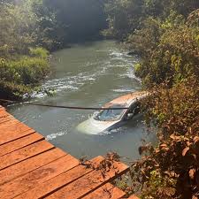 Carro cai em rio na região Norte de MT e homem de 57 anos é socorrido em estado gravíssimo