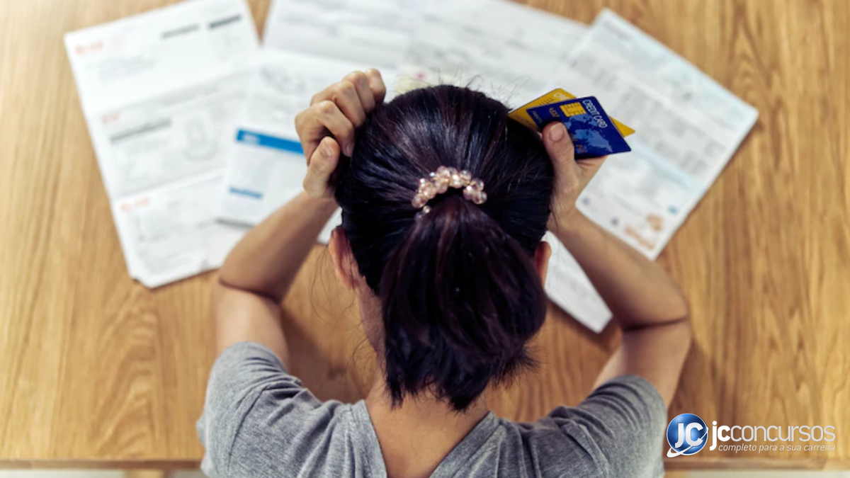 Endividado? Saiba quando e como negociar dívidas de cartão e cheque com o novo programa do governo