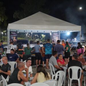 Hambúrguer artesanal da Feira da Lua conquista moradores e vira nova tradição em Colíder