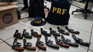 PRF apreende cinco pistolas Glock e dezenas de munições em ônibus interestadual na BR