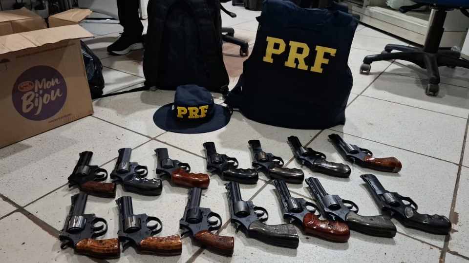 PRF apreende cinco pistolas Glock e dezenas de munições em ônibus interestadual na BR