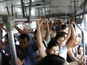 Por que antigamente era mais fácil comprar uma casa e criar uma família? Entenda as mudanças na economia e no custo de vida