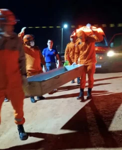 Motociclista morre após cair em valeta de três metros; Bombeiros realizam retirada do corpo em Peixoto de Azevedo