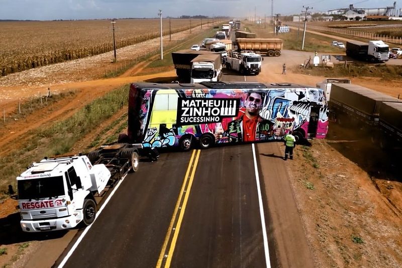 Página do Nortão | Ônibus do cantor Matheuzinho Sucessinho se envolve em acidente com duas carretas na MT-130 em Mato Grosso