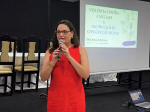 Colíder: juíza Erika Camin orienta idosos sobre violência contra a mulher e reforça importância da prevenção