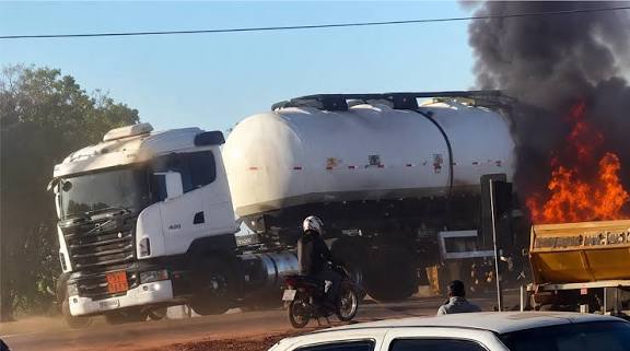 Carreta carregada com óleo diesel tomba e pega fogo na BR-163 em Guarantã do Norte; bombeiros evitam explosão