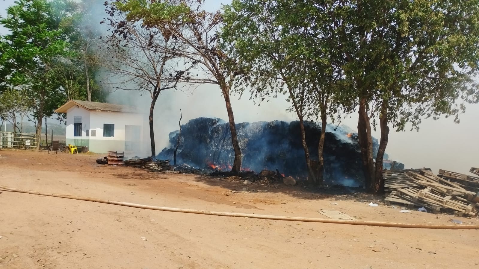 Época de seca no Nortão acende alerta: incêndio consome material reciclável e reforça a importância do cuidado com o fogo em Colíder