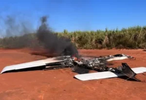 Avião é incendiado após pouso com 500 quilos de cocaína em Mato Grosso