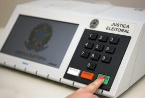 Flávio Bolsonaro chega a 52% e abre vantagem sobre Lula, aponta pesquisa PoderData