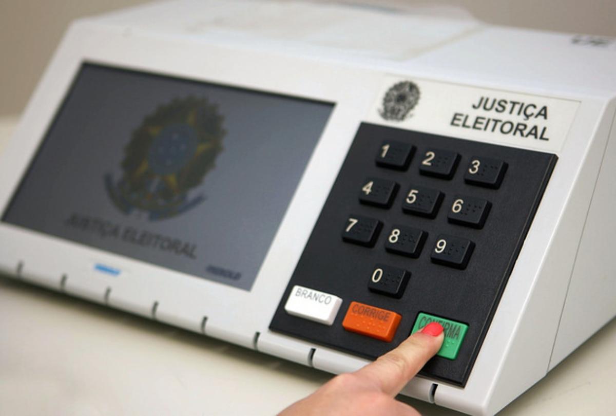 Flávio Bolsonaro chega a 52% e abre vantagem sobre Lula, aponta pesquisa PoderData