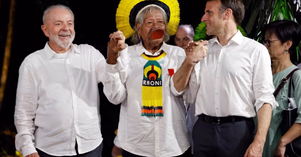 106381870-l-r-brazilian-president-luiz-inacio-lula-da-silva-brazilian-indigenous-leader-of-the-kayap