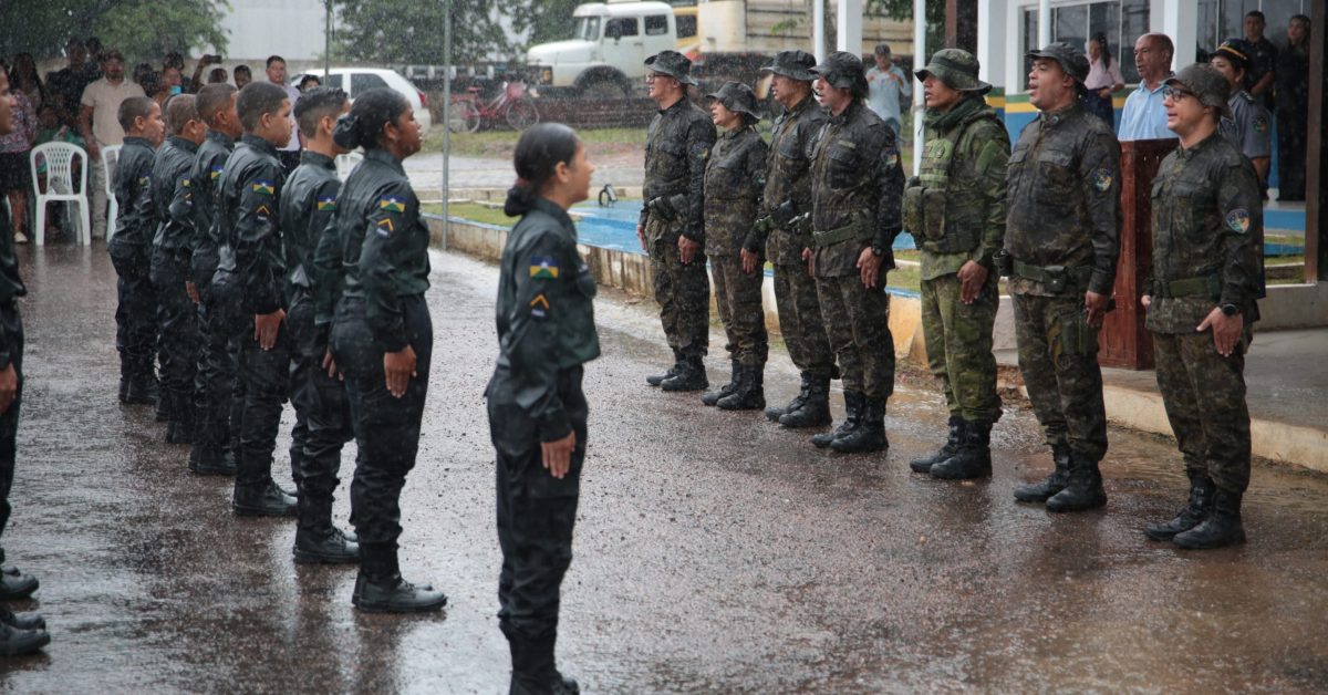 FORMAÇÃOMENINAS POLICIA