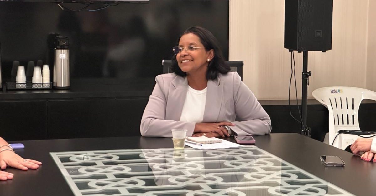 GISELA SORRINDO