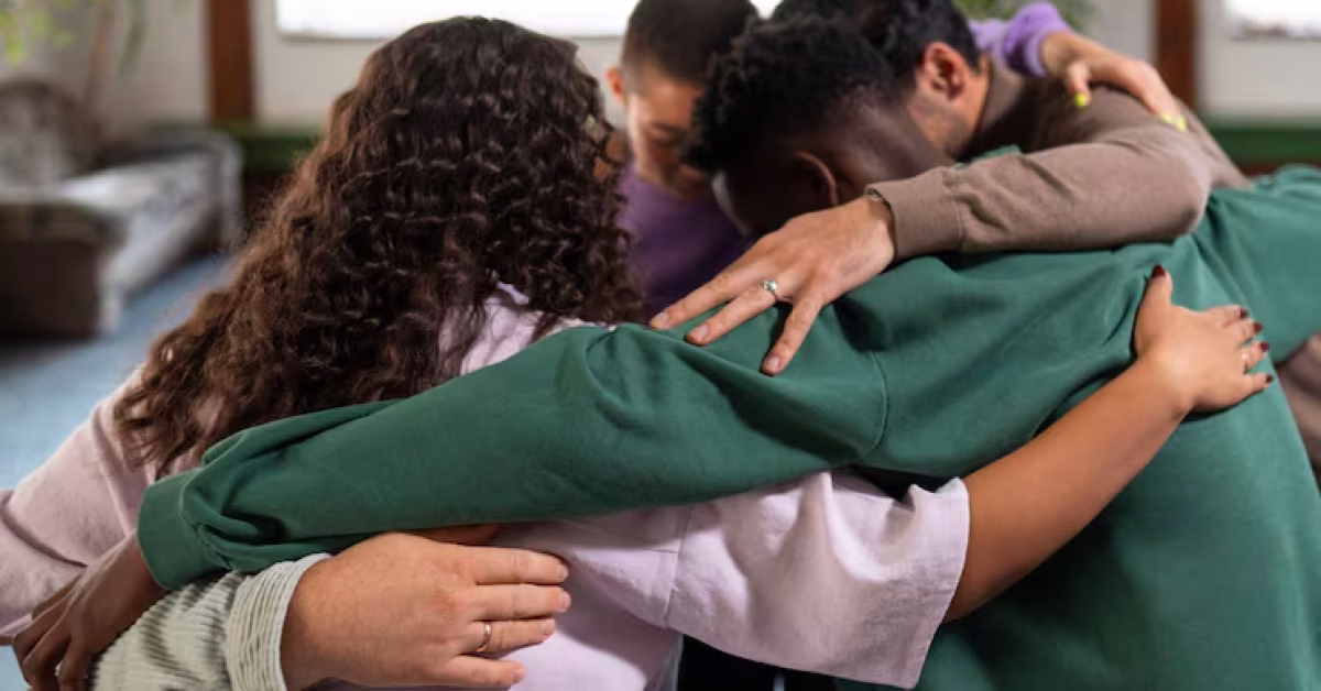 pessoas-que-se-reunem-num-grupo-de-apoio_23-2151079597