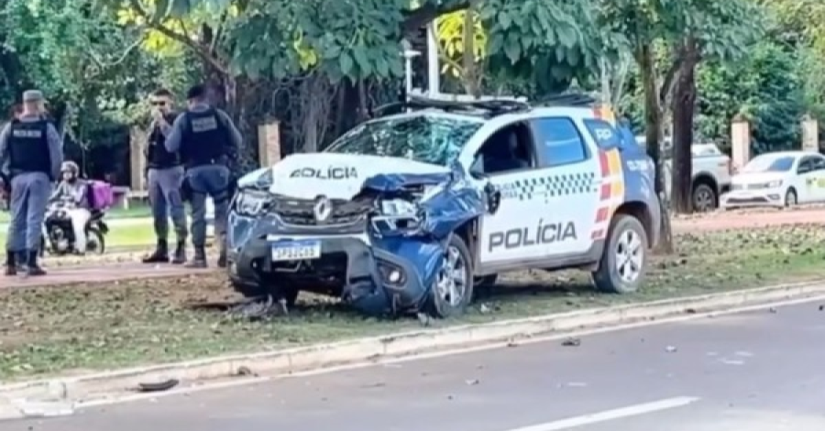 viatura-da-pm-capota-apos-colisao-durante-atendimento-de-ocorrencia-de-roubo-em-sinop